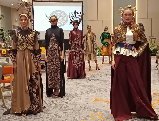 Koleksi busana yang akan ditampilkan di event East Java Fashion Harmony pada 3 Desember mendatang di Gunung Bromo. Foto-foto: Masruroh/Basra