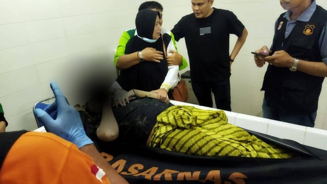 Sesosok mayat laki - laki ditemukan mengapung dalam kondisi terbujur kaku di perairan Krueng Aceh, dusun Surabaya, Gampong (Desa) Ateuk Pahlawan, Baiturrahman, Banda Aceh. Foto: Dok. Istimewa