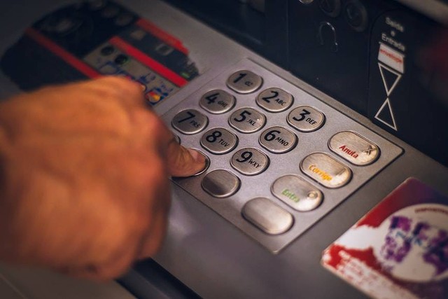 Ilustrasi transfer uang di ATM. Foto: Unsplash