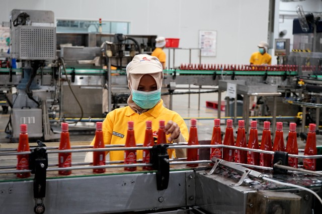 Salah satu tahapan produksi produk di pabrik ABC Karawang. Foto: PT Heinz ABC Indonesia
