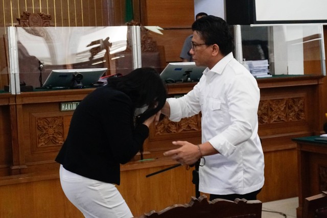 Terdakwa kasus pembunuhan berencana Brigadir Yoshua, Ferdy Sambo dan Putri memasuki ruang sidang untuk menjalani sidang dengan agenda pemeriksaan saksi di Pengadilan Negeri Jakarta Selatan, Selasa (29/11/2022). Foto: Jamal Ramadhan/kumparan