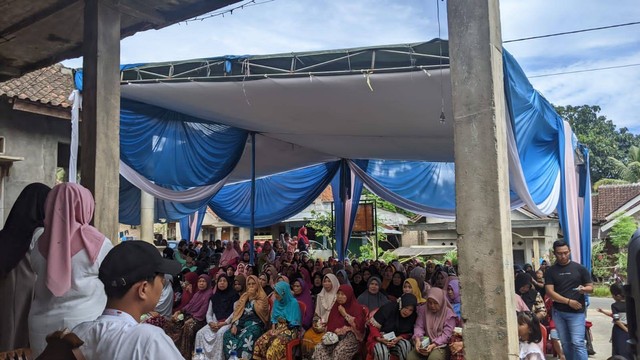 Relawan Orang Muda Ganjar (OMG) bersama para pertani di Pekon Gunung Megang, Kabupaten Tanggamus, Lampung berdiskusi soal industri pertanian. Foto: Dok. Istimewa