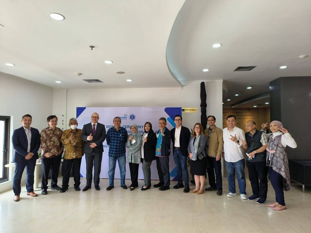 Perwakilan SBM ITB dan Coventry University usai penandatanganan kerjasama di Bandung. 