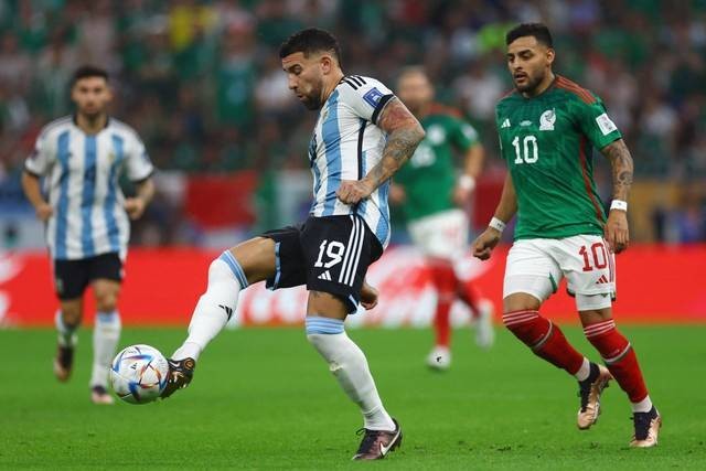 Nicolas Otamendi dari Argentina beraksi dengan Alexis Vega dari Meksiko pada pertandingan Grup C Piala Dunia 2022 di Stadion Lusail, Lusail, Qatar, Sabtu 26 November 2022. Foto: Kai Pfaffenbach/REUTERS