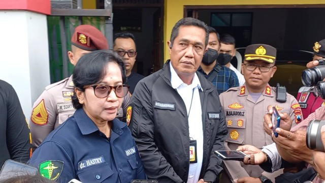 Kabid Dokes Polda Jawa Tengah, dr Summy Hastry Purwanti di lokasi pembunuhan. Foto: Intan Alliva/kumparan