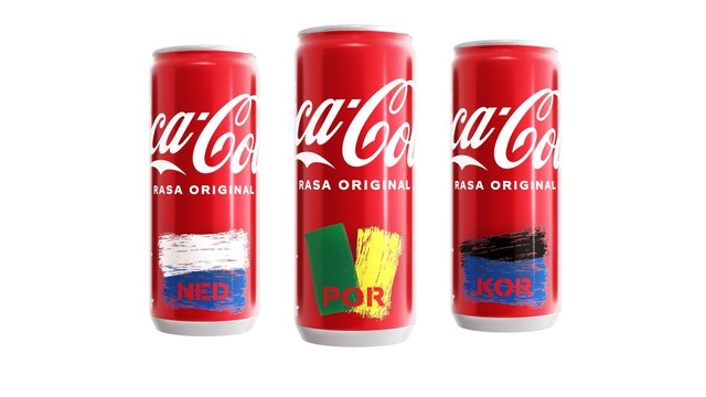 Kaleng minuman Coca-Cola edisi khusus Piala Dunia 2022 yang sudah tersedia di minimarket dan department store di seluruh Indonesia. Foto: Coca-Cola