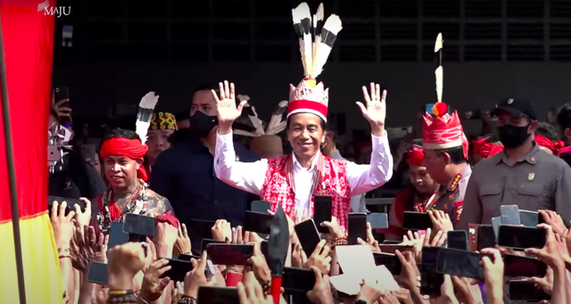 Presiden Jokowi membuka Bahaupm Bide Bahana Tariu Borneo BangkuleRajakng Suku Dayak di Pontianak, Kalbar, Selasa (29/11/2022). Foto: Youtube/Setpres