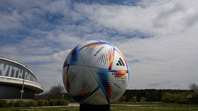Bola resmi Piala Dunia 2022 Qatar, Al-Rihla berukuran besar. Foto: Christof Stache/AFP