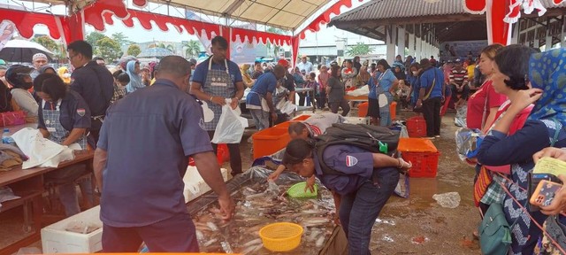 Tampak Dinas Perikanan Kabsor gelar pasar ikan murah.