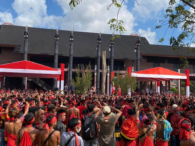 Ribuan warga Dayak hadir di acara Bahaupm Bide Bahana Pasukan Merah Tariu Borneo Bangkuke Rajakng. Foto: Teri/Hi!Pontianak