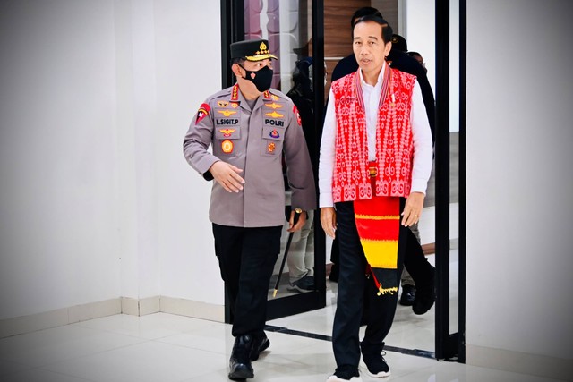 Presiden Jokowi berbincang dengan Kapolri Jenderal Listyo Sigit Prabowo setibanya di Bandara Internasional Supadio, Pontianak, Kalimantan Barat, Selasa (29/11/2022). Foto: Laily Rachev/Biro Pers Sekretariat Presiden