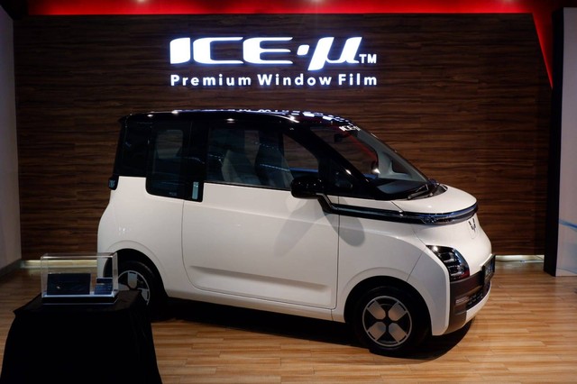 Ice-u rilis kaca film baru, dengan tingkat menolak panas 97 persen dan UV 99,9 persen, Selasa 29 November 2022 di Jakarta Utara. Foto: Aditya Pratama Niagara/kumparan