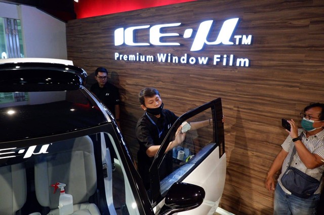 Ice-u rilis kaca film baru, dengan tingkat menolak panas 97 persen dan UV 99,9 persen, Selasa 29 November 2022 di Jakarta Utara.  Foto: Aditya Pratama Niagara/kumparan