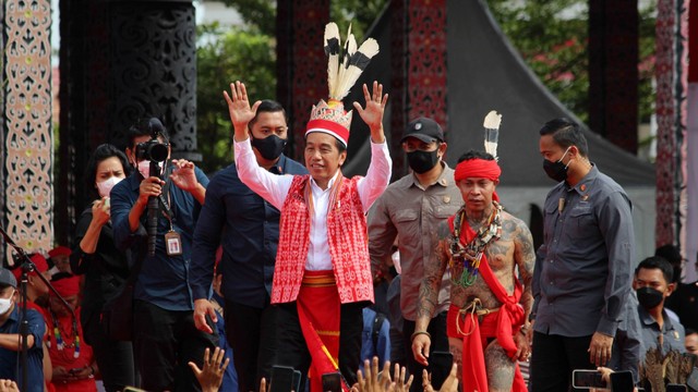 Presiden Joko Widodo (tengah) didampingi Pimpinan Pasukan Merah Tariu Borneo Bangkule Rajakng (TBBR) Panglima Jilah (kedua kanan) saat menghadiri acara temu akbar Pasukan Merah TBBR di Rumah Radakng, Pontianak, Kalimantan Barat, Selasa (29/11/2022). Foto: Jessica Helena Wuysang/ANTARA FOTO