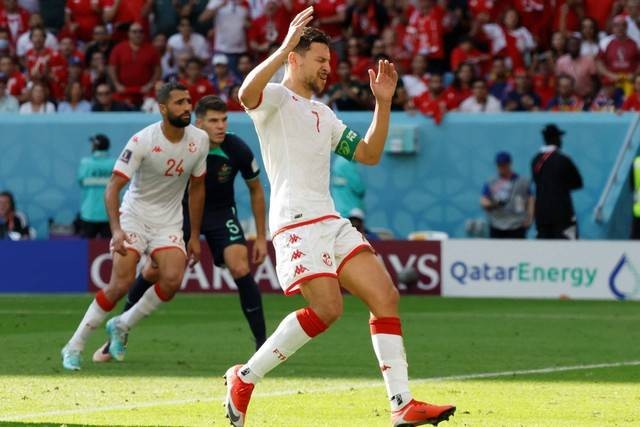 Pemain Youssef Msakni bereaksi saat hadapi Australia pada Piala Dunia 2022, di Stadion Al Janoub, Al Wakrah, Qatar, Sabtu (26/11/2022). Foto: Suhaib Salem/REUTERS