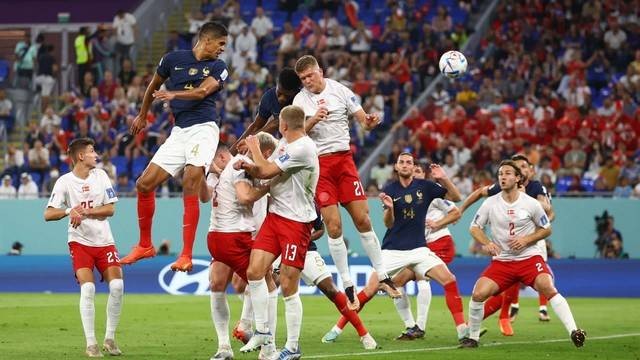 Aksi Andreas Cornelius dari Denmark saat melawan Prancis pada pertandingan Piala Dunia 2022 di Stadion 974, Doha, Qatar, Sabtu, 26 November 2022. Foto: Hannah McKay/REUTERS