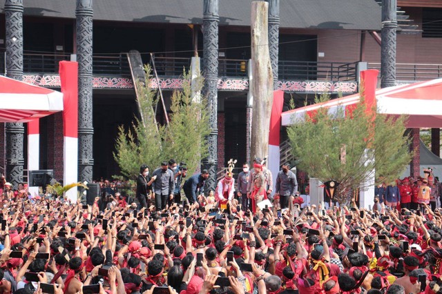 Presiden Jokowi menemui ribuan masyarakat Dayak di Rumah Radakng Pontianak. Foto: Pendam Tanjungpura