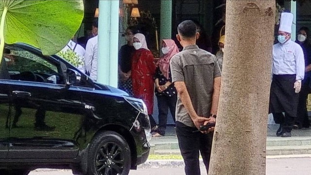 Ibu Iriana Jokowi mengenakan atasan merah marun dan celana hitam, berkunjung ke Pura Mangkunegaran, Solo, untuk melakukan food test dan mengecek venue acara ngunduh mantu, Selasa (29/11/2022). FOTO: Fernando Fitusia