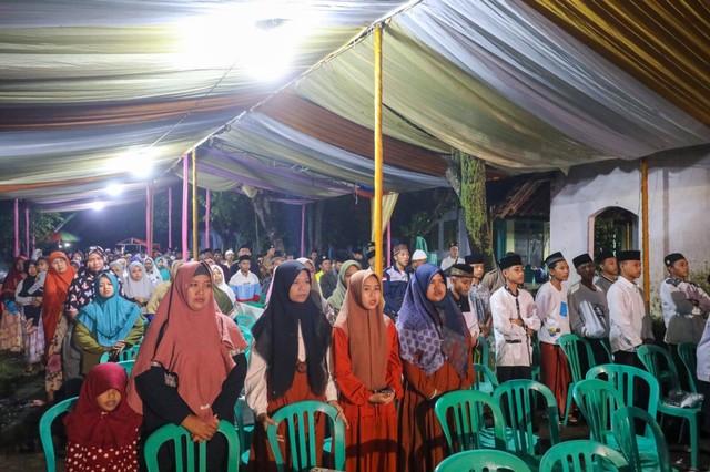 Program Ekotren yang dicetuskan Ganjar Pranowo membuat para santri di Jember memberikan dukungan kepada Gubernur Jawa Tengah tersebut. Foto: Dok. Istimewa
