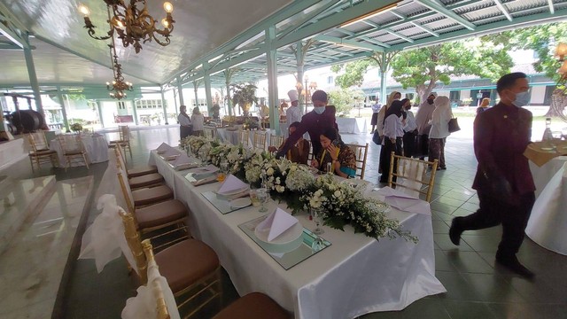 Iriana dan keluarga di Pura Mangkunegaran Solo, Selasa (29/11).  Foto: Dok. Istimewa