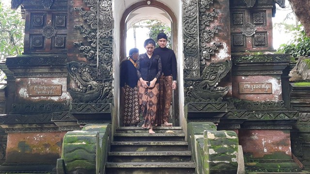 Kaesang dan Erina nyekar di makam leluhur Adipati Mangkunegaran, Solo, Selasa (29/11).  Foto: Dok. Istimewa