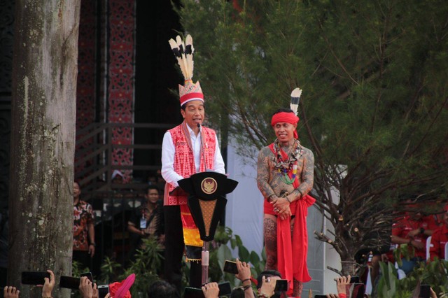 Presiden Jokowi saat bertemu ribuan masyarakat Dayak di Rumah Radakng, Pontianak. Foto: Pendam Tanjungpura