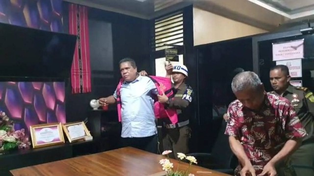 Sekretaris Daerah Kabupaten Maluku Barat Daya (MBD) Alfons Siamiloy ditangkap Kejaksaan Tinggi Maluku atas dugaan korupsi. Foto: Dok. Istimewa