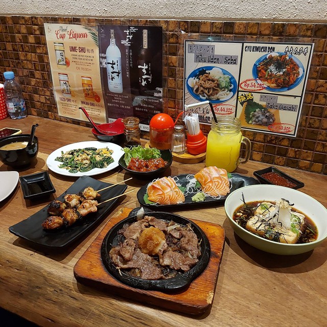 Bersantap ke kedai makan ala Jepang yang tersembunyi di Little Tokyo Blok M (27/11/22). Foto: Azalia Amadea/kumparan