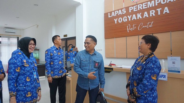 Kadiv PAS DIY mendampingi Direktur BNPT RI dalam kunjungan di Lapas Perempuan Yogyakarta (Dokumentasi: Humas Kanwil Kemenkumham DIY)