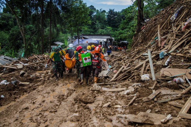 Tim SAR gabungan mengevakuasi jenazah korban yang ditemukan tertimbun longsor akibat gempa Cianjur di Cijedil, Cianjur, Jawa Barat, Selasa (29/11/2022). Foto: Novrian Arbi/ANTARA FOTO