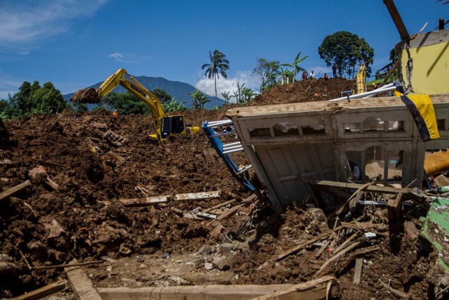 Tim SAR gabungan mengoperasikan alat berat untuk mencari korban yang tertimbun longsor akibat gempa Cianjur di Cijedil, Cianjur, Jawa Barat, Selasa (29/11/2022). Foto: Novrian Arbi/ANTARA FOTO