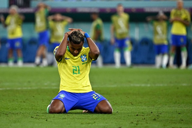 Pemain Brasil Rodrygo selama pertandingan sepak bola Grup G Piala Dunia Qatar 2022 antara Brasil dan Serbia di Stadion Lusail di Lusail, utara Doha, Qatar, pada 24 November 2022. Foto: Anne-Christine Poujoulat/AFP