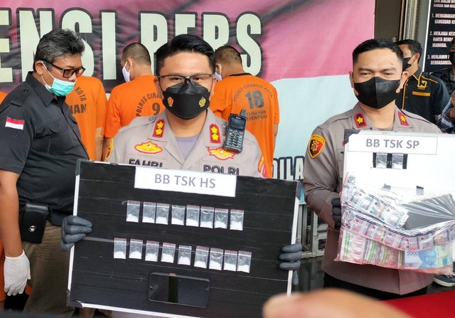Kapolres Cirebon Kota AKBP M. Fahri SIregar menunjukkan barang bukti sabu-sabu seberat 12,55 gram dari tersangka HS.(Juan)