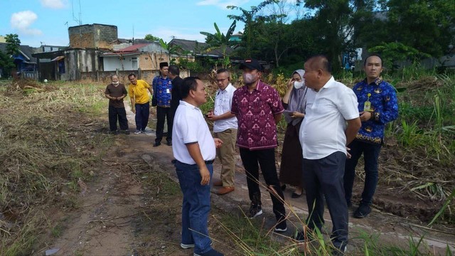 Sidak dilakukan Anggota DPRD Batam terkait tumpang tindih lahan di Perumahan Marchelia tahap II. (Foto: Juna/Batamnews)