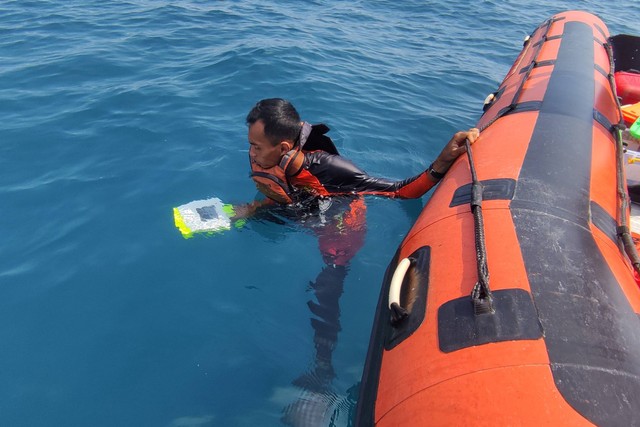 Seorang anggota Tim SAR gabungan melakukan evakuasi serpihan dari helikopter milik Polri NBO-105 yang jatuh di perairan Manggar, Belitung Timur, Kepulauan Bangka Belitung, Selasa (29/11/2022). Foto: Kantor SAR Pangkal Pinang/Handout ANTARA