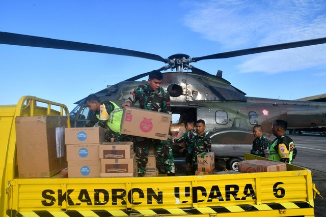 Sejumlah prajurit TNI AU memasukkan bantuan logistik untuk korban gempa bumi Cianjur ke helikopter Super Puma di Skadron 6 Lanud Atang Sendjaja, Kota Bogor, Jawa Barat, Selasa (29/11/2022). Foto: Arif Firmansyah/Antara Foto