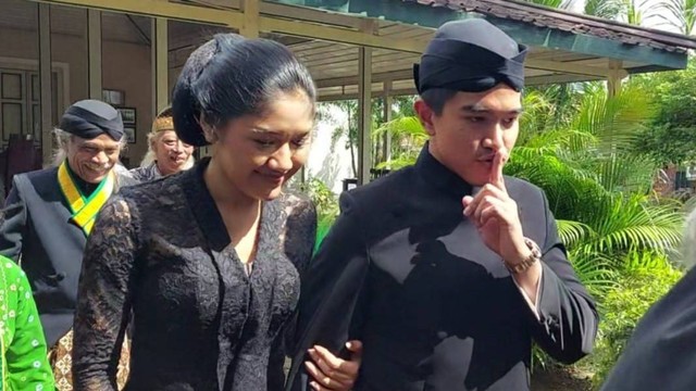 Kaesang Pangarep dan Erina Gudono melakukan ziarah ke kompleks pemakaman Mangkunegara VI di Astana Oetara, Nusukan, Banjarsari, Solo, Selasa (29/11/2022). FOTO: Fernando Fitusia