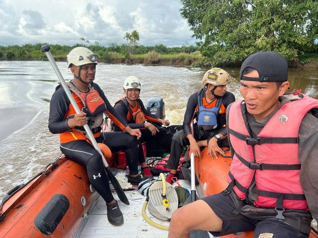 Proses pencarian warga yang hilang dimangsa buaya di Pasaman Barat, Selasa (29/11/2022). Dokumentasi: Basarnas Padang