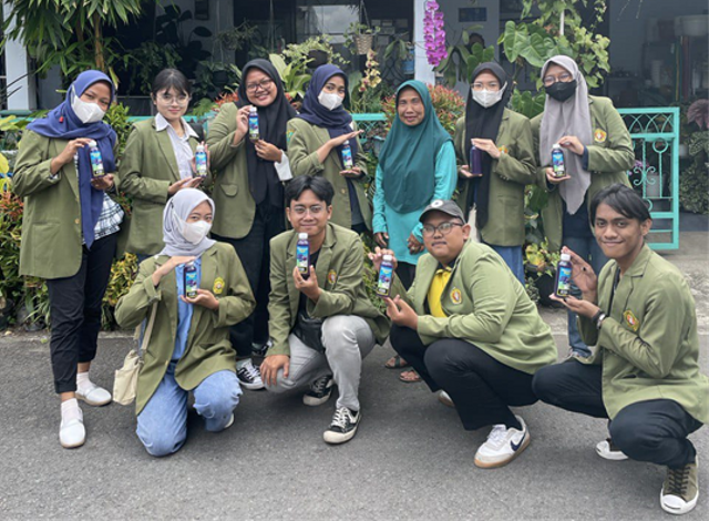 Mahasiswa peserta KKN kelompok 20 UPN JATIM bersama Ibu Yono selaku selaku pemilik usaha yang bergerak di bidang minuman yang berbahan dasar bunga telang. Rabu (02/11/2022). Foto: Septia 