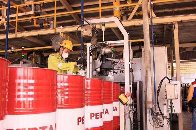 Ilustrasi produksi pelumas PT Pertamina Lubricants (PL), Sari Rachmi. Foto: Pertamina Lubricant