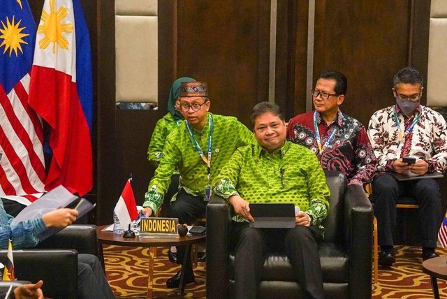Menteri Koordinator Bidang Perekonomian Airlangga Hartarto dalam jamuan makan malam di Pendopo Gubernur Kalbar, Jumat (25/11). Foto: Dok. Kemenko Perekonomian