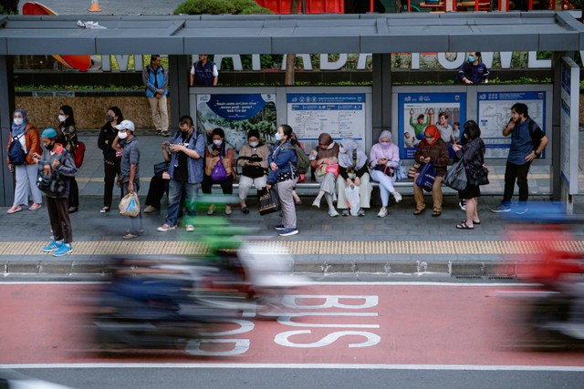 Suasana pekerja yang berkantor di kawasan Sudirman saat jam pulang kerja melintas di kawasan JPO Phinisi, Jakarta, Selasa (29/11/2022). Foto: Jamal Ramadhan/kumparan