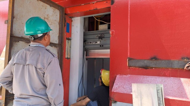 petugas saat mengecek lift di Jembatan Ampera, Foto : Istimewa