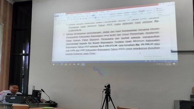 Slide kesepakatan usulan kenaikan Upah Minimum Kabupaten (UMK) Bojonegoro Tahun 2023. (Foto: Dok Istimewa)