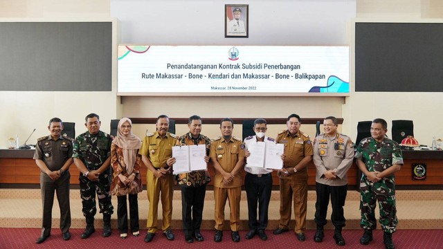 Penandatanganan kontrak subsidi penerbangan Bandara Arung Pallaka di Kabupaten Bone, Sulawesi Selatan. Foto: Dok. Kominfo Sulsel