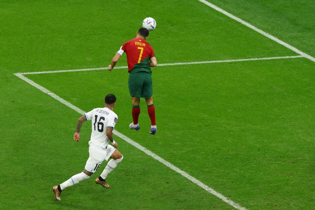 Pemain Portugal Cristiano Ronaldo mencetak gol pertama mereka saat hadapi Uruguay pada Piala Dunia 2022, di Stadion Lusail, Lusail, Qatar, Senin (28/11/2022). Foto: Molly Darlington/REUTERS