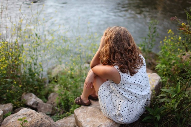 Psikosis remaja (sumber : https://www.pexels.com/photo/woman-sitting-by-lake-185939/)