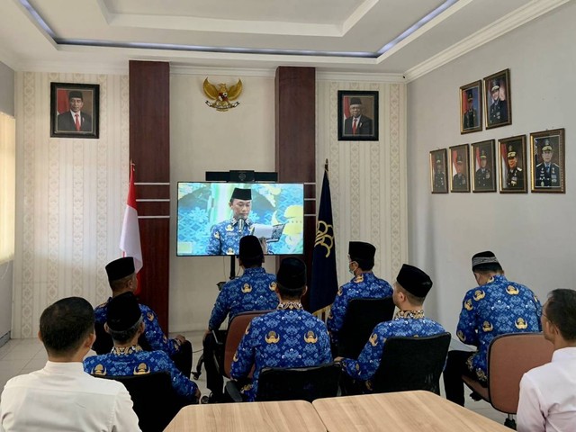Sejumlah pegawai Rutan Pekalongan mengikuti peringatan HUT Kopri secara hybrid di aula Rutan Pekalongan. (credit: Rutan Pekalongan)