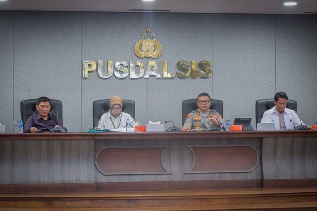 Rapat koordinasi Polri, PSSI, PT LIB, Kemenkes dan Kementerian PUPR soal kelanjutan Liga 1 di Mabes Polri, Jakarta, Selasa (29/11).  Foto: Dok. Polri