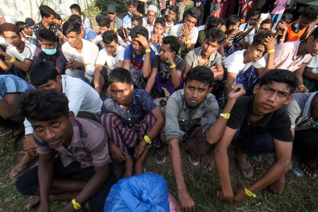 Sejumlah pengungsi etnis Rohingya menunggu pembagian ruangan saat dipindahkan ke lokasi bekas kantor Imigrasi Punteut di Desa Blang Mee, Kecamatan Blang Mangat, Lhokseumawe, Aceh, Selasa (29/11/2022). Foto: Rahmad/ANTARA FOTO